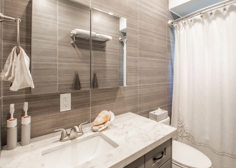 Baño con lavabo y microcemento reformado en Zaragoza